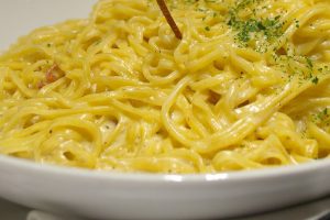 Tallarines con queso tipo cheese wez