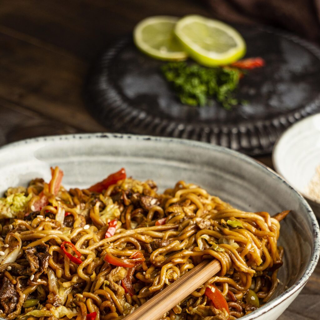 Chow Mein con Pollo y Verduras.